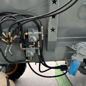 8方牵引式撒布车
