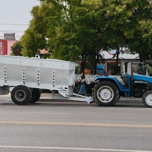 8方牵引式撒布车
